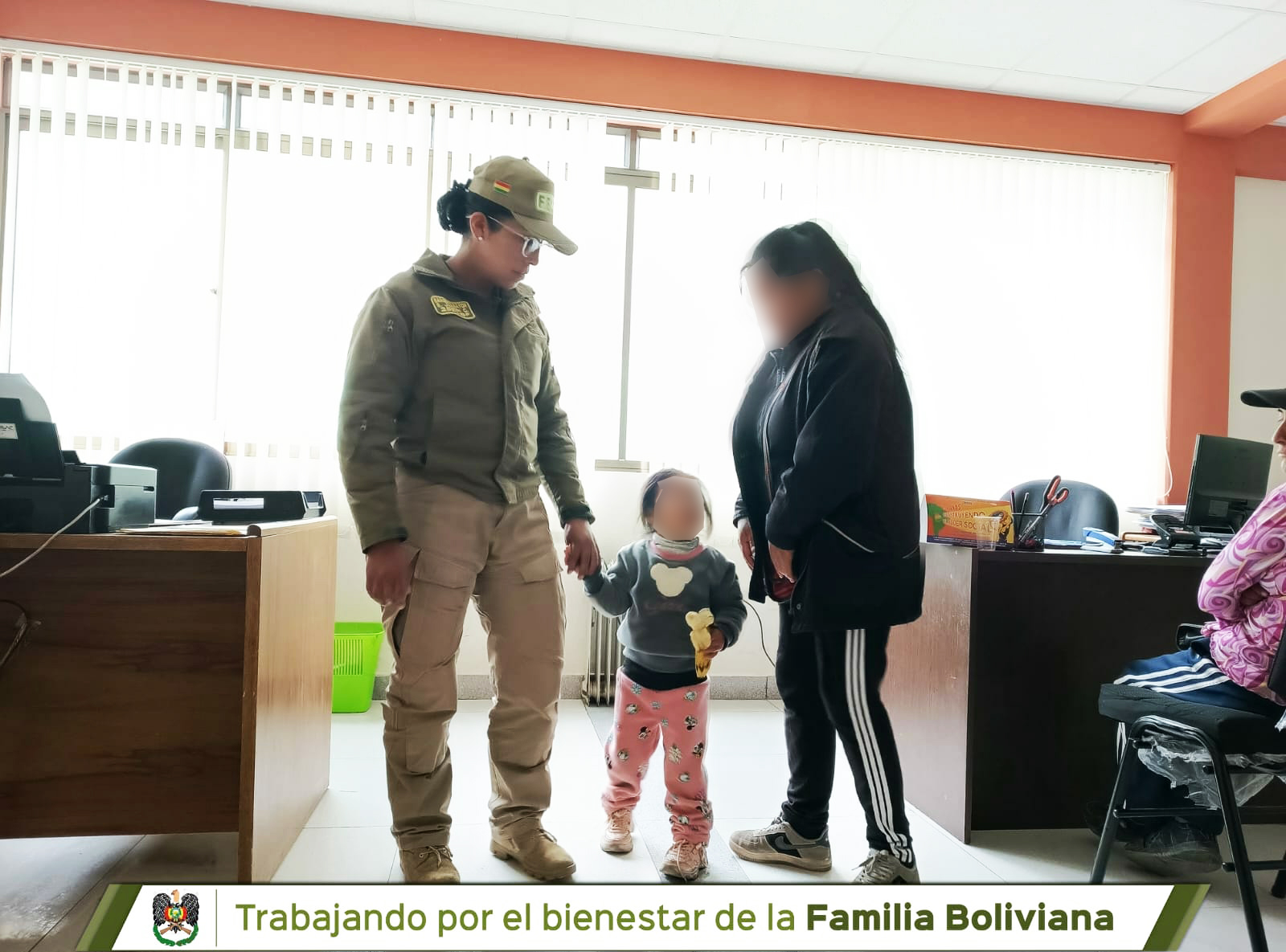𝗥𝗘𝗦𝗖𝗔𝗧𝗔𝗠𝗢𝗦 𝗔 𝗨𝗡𝗔 𝗣𝗘𝗤𝗨𝗘Ñ𝗜𝗧𝗔 𝗘𝗫𝗧𝗥𝗔𝗩𝗜𝗔𝗗𝗔 𝗬 𝗟𝗔 𝗥𝗘𝗨𝗡𝗜𝗠𝗢𝗦 𝗖𝗢𝗡 𝗦𝗨 𝗙𝗔𝗠𝗜𝗟𝗜𝗔